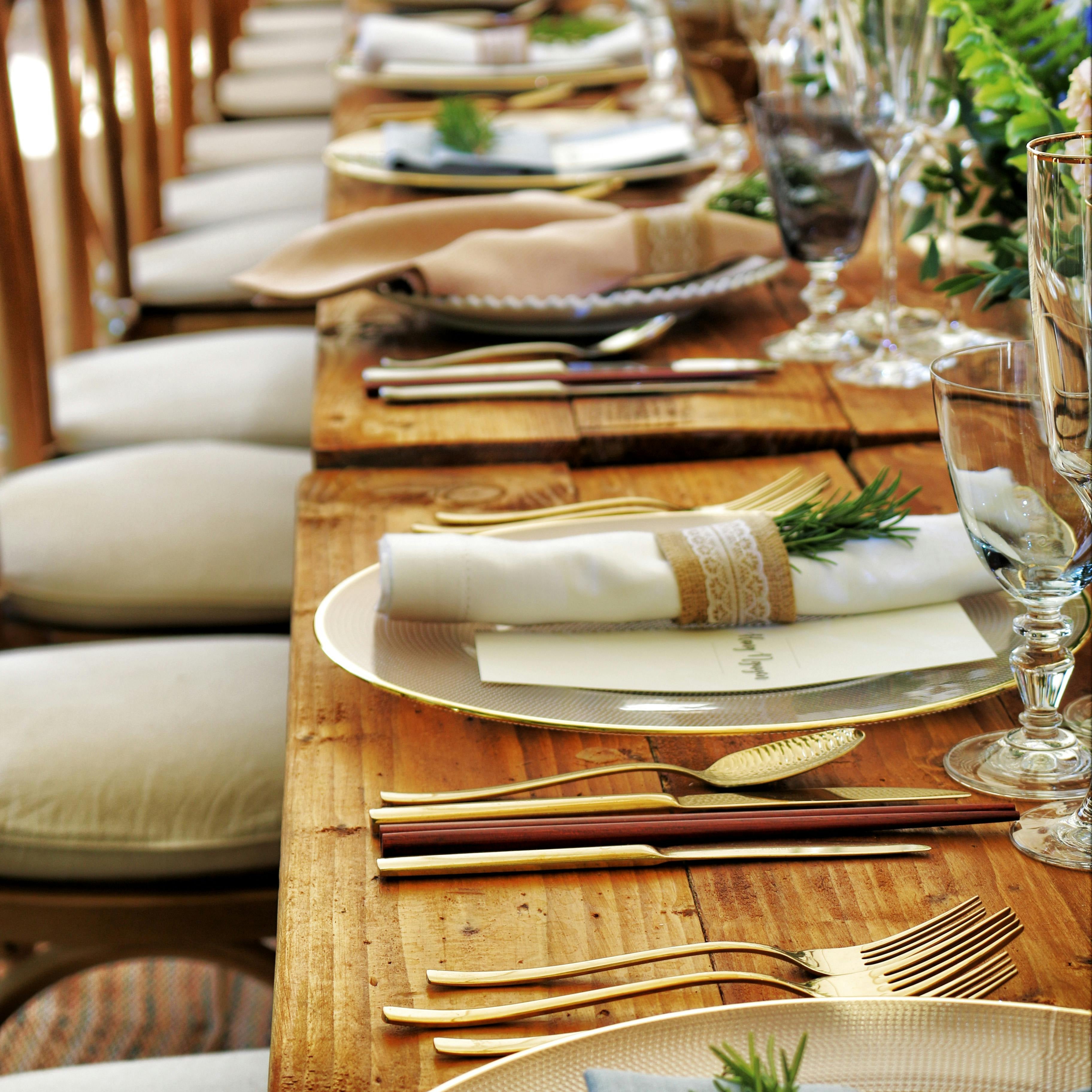 Table en bois montée - Korsé Traiteur